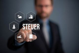 © azyCloud - stock.adobe.com Foto: Steuer