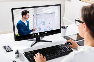© Andrey Popov - stock.adobe.com Foto: Frau vor PC