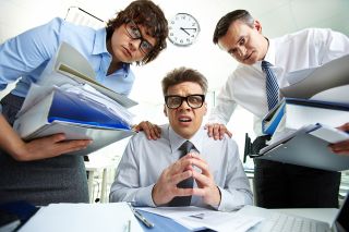 © pressmaster - Fotolia.com Foto: Drei verwirrte Männer