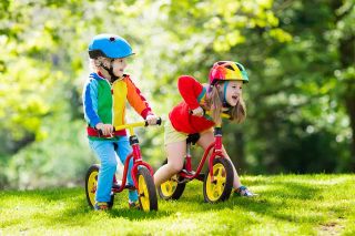 © famveldman - stock.adobe.com Foto: Kinder auf Fahrrad