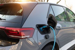 © Mediaparts - Adobe Stock.com Foto: E-Auto beim Aufladen