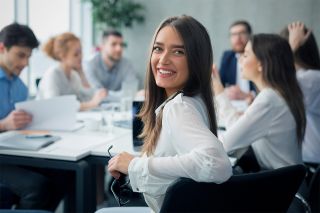 © Prostock-studio - Adobe Stock.com Foto: Frau bei Meeting