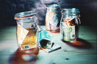 © Anna - stock.adobe.com Foto: Geldscheine im Glas