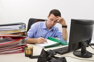 © Photosebia - Fotolia.com Foto: Mann bearbeitet Dokumente