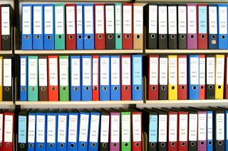 © miket - stock.adobe.com Foto: Ordner im Schrank