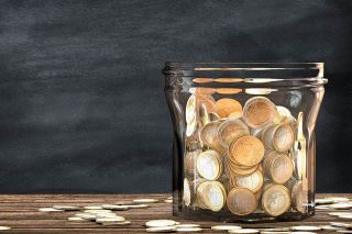 © Yabresse - Fotolia.com Foto: Glas mit Münzen