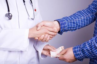 © Aycatcher - Fotolia.com Foto: Arzt mit Geldschein